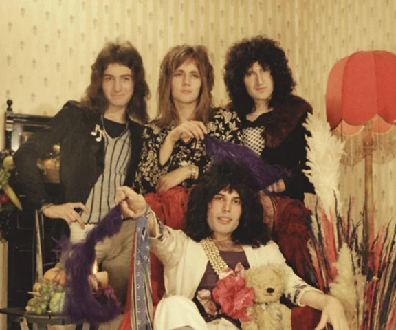 Dzień, w którym Queen wydał “We Are the Champions” i We Will Rock You