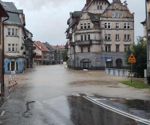 Krytyczna sytuacja w Kłodzku. Okropnie leje, ulice i domy zalane, potrzebujemy pomocy