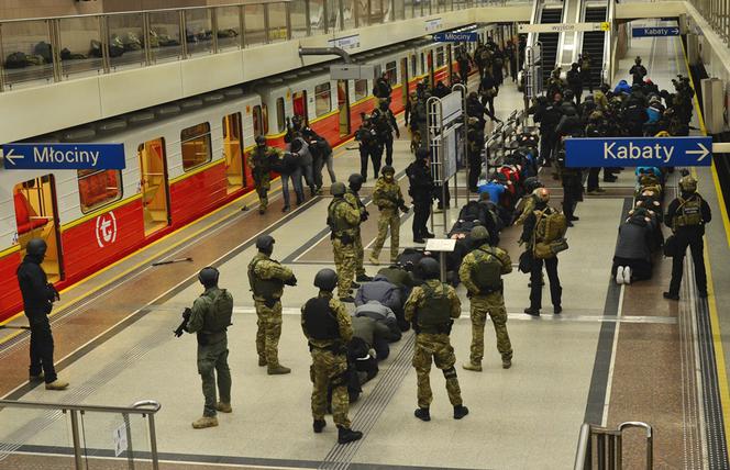 Ćwiczenia SOP w stołecznym metrze