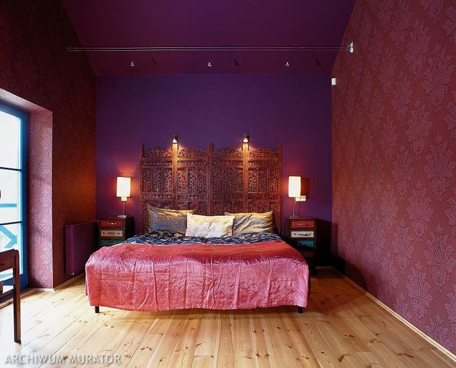 Czerwień z fioletem w sypialni