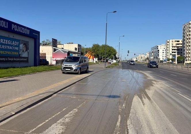 Rzeka betonu zalała ulicę w Warszawie. Auta zatopione aż po felgi!