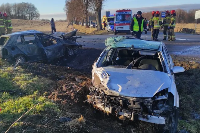 Zderzenie na skrzyżowaniu. Samochód stanął w płomieniach