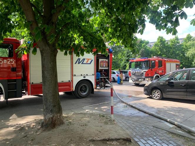 Pożar bloku na Gocławiu. Balkon wieżowca stanął w ogniu