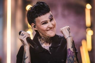 Agnieszka Chylińska kiedyś i dziś. Piosenkarka wiele razy przechodziła metamorfozy. Teraz ma tatuaż nawet na czole! 