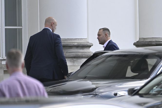 Karol Nawrocki który odbiera Kasię ze szkoły.