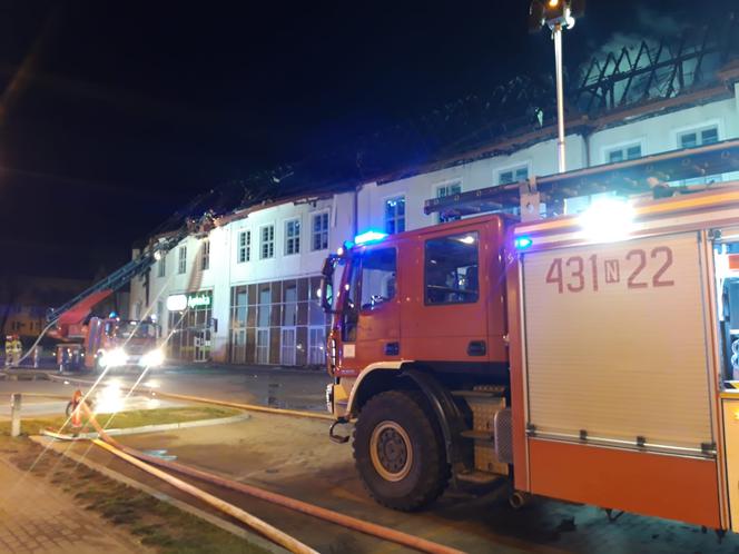Pożar galerii handlowej w Ełku. Dach spłonął momentalnie [ZDJĘCIA]
