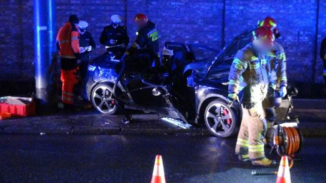  Makabra na Woli. Rozpędzonym audi huknęli w słup. 13-letniego chłopca trzeba było wycinać z wraku