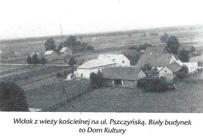 Widok z wieży kościelnej na ul. Pszczyńską. Biały budynek to Dom Kultury