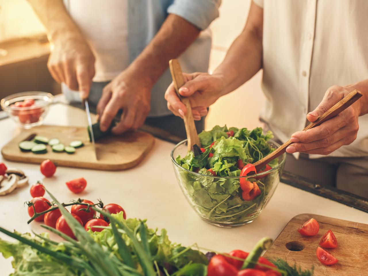 8 produktów, które spowalniają proces starzenia. Warto je jeść codziennie