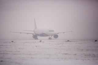 Gigantyczna śnieżyca i burza w Warszawie. Samoloty krążą nad miastem. Co się dzieje?