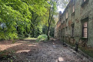 To jeden z najstarszych pałaców w Małopolsce. Mieszkańcy wsi widują w jego ruinach zjawę