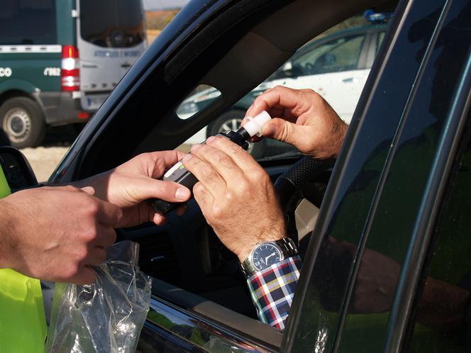 Ledwo stał na nogach, ale prowadził auto. Spowodował kolizję i uciekł z miejsca zdarzenia 