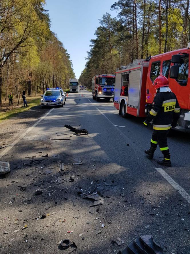 Koszmarny wypadek w Łódzkiem: Senior jechał swoim VW wprost pod pędzącą ciężarówkę!