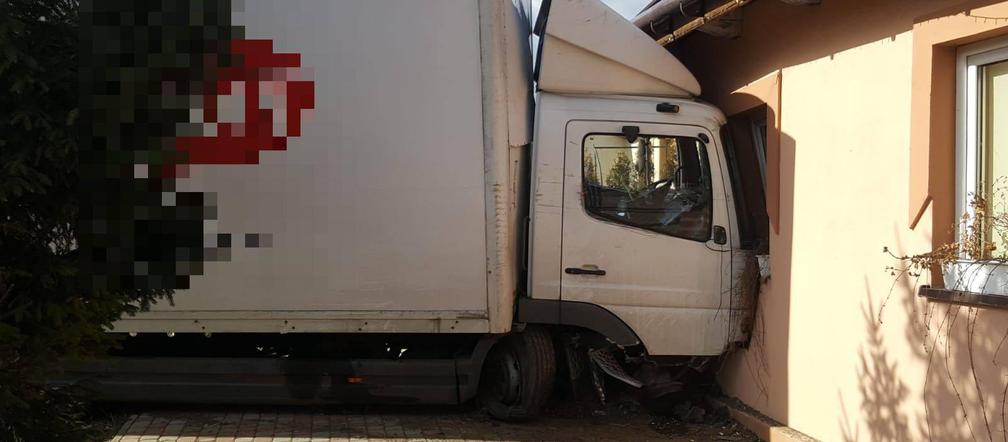 Pechowy wtorek na drogach. Ciężarówka zaparkowała w domu, seicento na przystanku