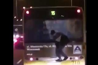 O krok od tragedii we Włocławku! Mężczyzna złapał się tyłu autobusu i jechał... na gapę. Zobaczcie nagranie!