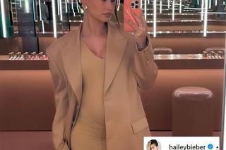 Hailey Bieber eksponuje ciążowe krągłości w marynarce od polskiej projektantki. Gwiazda wygląda olśniewająco