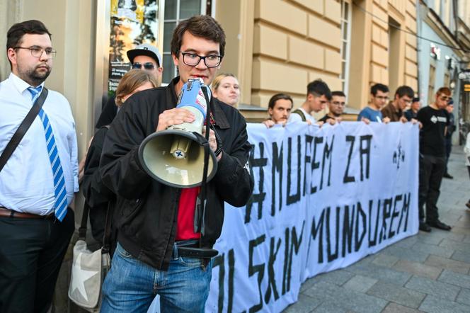 Protest pod kinem w Krakowie