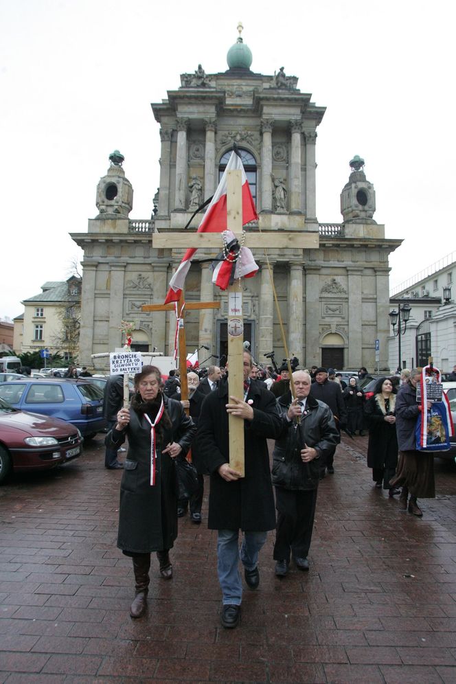 15. rocznica katastrofy smoleńskiej. Burzliwa historia krzyża sprzed Pałacu Prezydenckiego