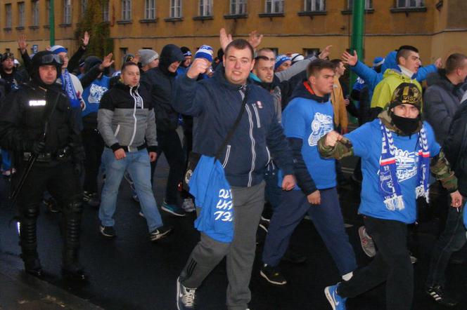 Przemarsz kibiców Wisły Płock na Inea Stadion w Poznaniu