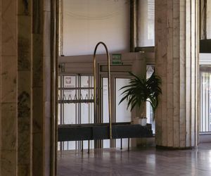 Wnętrze lobby Hotelu Cracovia. Po lewej stronie, poza kadrem, złota mozaika Krystyny Strachockiej-Zgud (obowiązuje zakaz fotografowania)