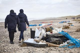 Na plaży odnaleziono m.in. lodówki