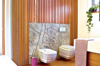 łazienka - drrwniana okładzina ścian montaż na ruszcie