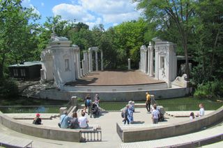 Grill, opalanie się, jazda na rowerze. Sprawdź, w których warszawskich parkach lepiej tego nie robić