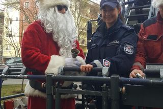 Uwaga, mikołaje na wysokościach! Bydgoscy strażacy zrobili niesamowitą frajdę małym pacjentom