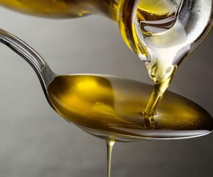 Polacy uwielbiają ten olej. Ale zamiast na nim smażyć, lepiej się... posmaruj