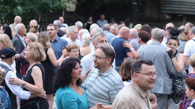 Wirują warkocze i wstążeczki. Tak bawili się lublinianie na potańcówce w skansenie!