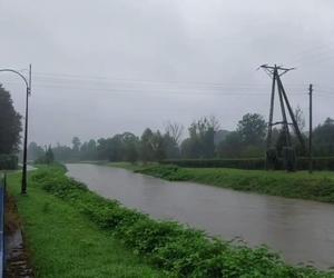 Zagrożenie powodziowe w Śląskiem. Zalane drogi, lokalne podtopienia w całym regionie