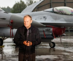 Donald Tusk w bazie lotnictwa w Łasku