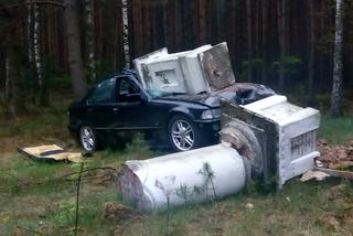 Rąbnął BMW w kapliczkę. Właściciel auta miał zakaz prowadzenia pojazdów, a kierowca mógł być pijany 