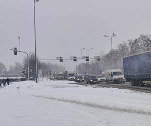 Potężny atak zimy w Małopolsce. Śnieg sypie bez przerwy