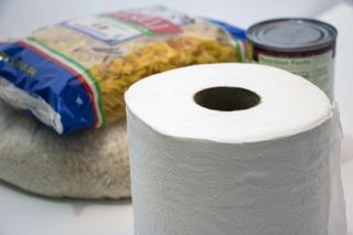 Papier toaletowy w lodówce - dziwny trend, który pobija internet. Czy to jest zdrowe?