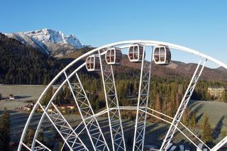 Nielegalnie ustawione koło młyńskie przy ulicy prowadzącej do Wielkiej Krokwi w Zakopanem