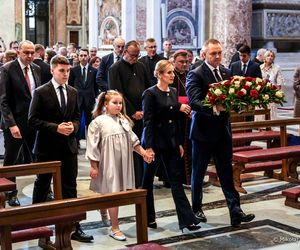 Nawroccy przy grobie papieża Polaka