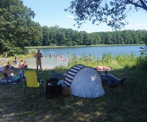To jedno z największych jezior w Olsztynie. Kusi turystów piaszczystymi plażami