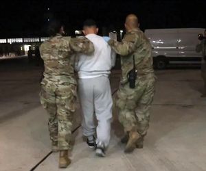  To nie był żart! USA wywiozły pierwszych imigrantów do Guantanamo