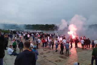 Legia mistrzem Polski. Kibice świętowali na bulwarach, a piłkarze na barce
