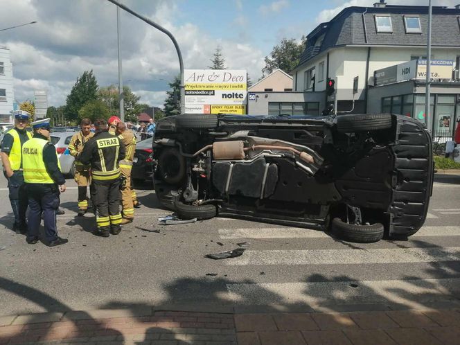 Kolizja na Sokołowskiej w Siedlcach. Jedno auto przewróciło się na bok