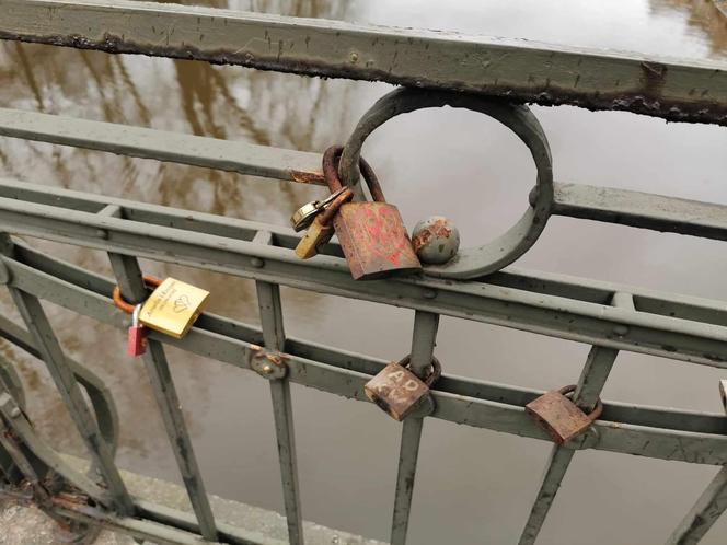 Kalisz. Z Mostu Trybunalskiego znikną kłódki zakochanych 