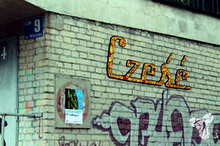 Napis Cześć na ścianie budynku przy ul. Wileńskiej 9
