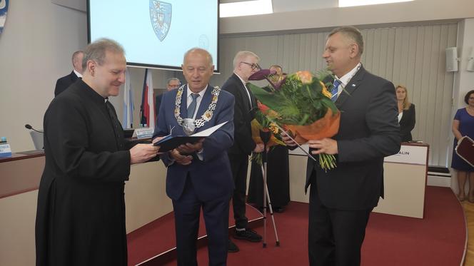 Medale wyróżnionym duchownym wręczyli prezydent Koszalina Piotr Jedliński i Jan Kuriata, przewodniczący RM.