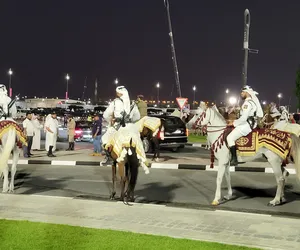 Służby na wielbłądach, beduini z ostrą bronią. Tak Katar strzegł meczu otwarcia mundialu. Super Express na meczu!