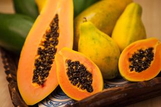 Papaja (melonowiec właściwy) - jak uprawić w domu? Jak jeść owoce papai?