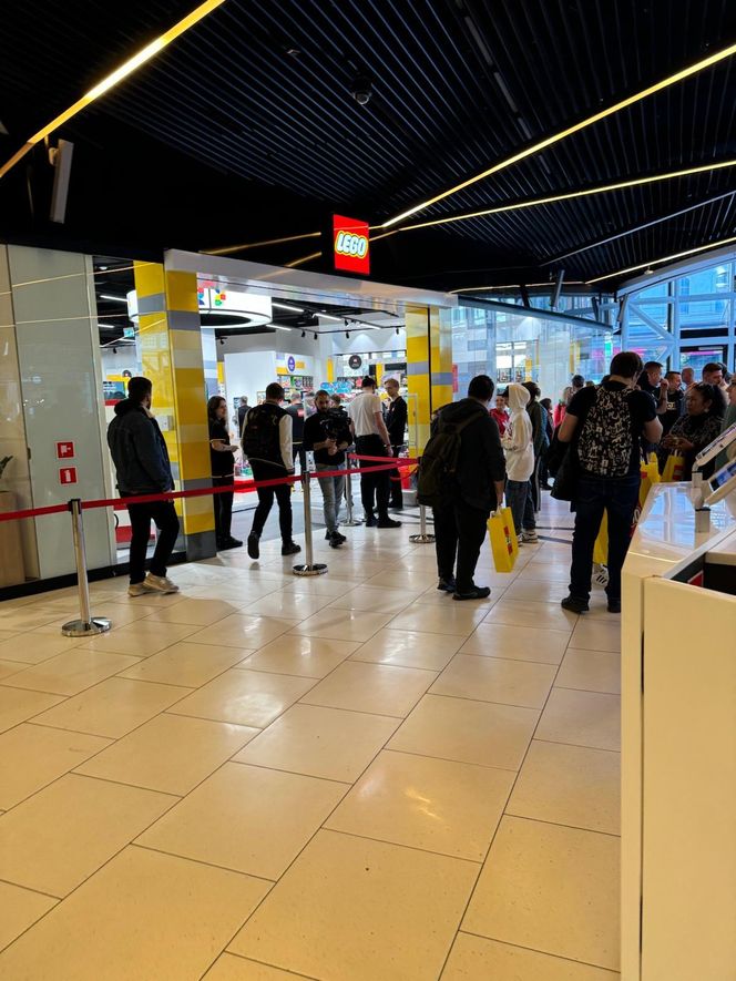 Gigantyczne kolejki na otwarciu Lego Store w Galerii Katowickiej. Klienci wpuszczani pojedynczo