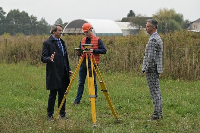 Pierwsza miłość, odcinek 3900: Artur (Łukasz Płoszajski), wójt (Piotr Cyrwus)