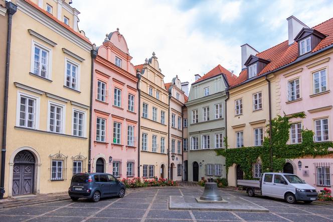 Najwęższa kamienica w Warszawie - zdjęcia. Ma nieco ponad metr szerokości!