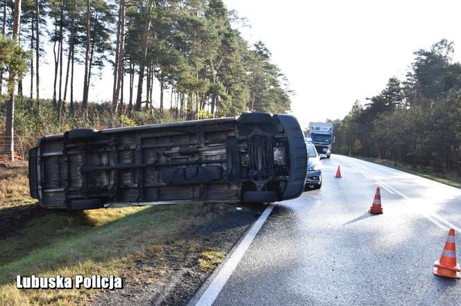 Ukradł, rozwalił, a na koniec zwiał! Kierowca dostawczego Mercedesa będzie się musiał nieźle wytłumaczyć